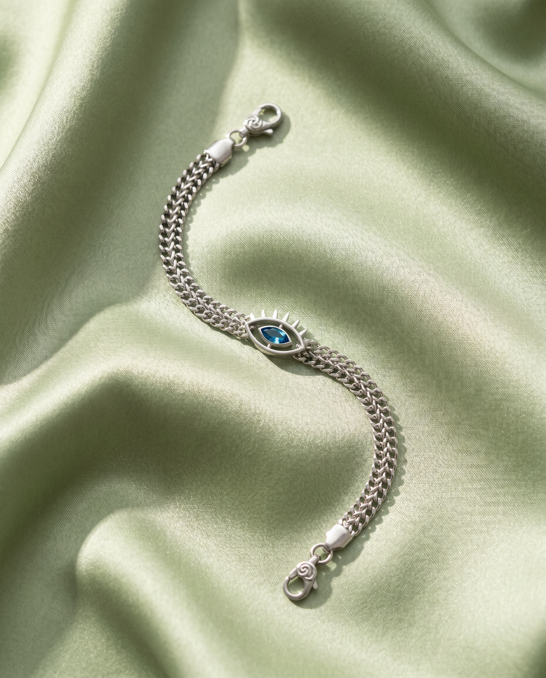 Firefly_GeminiFlash_14Silberfarbenes Armband mit blauem Anhänger 