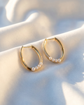 Goldfarbene Creolen mit Strass und kleinen Perlen 