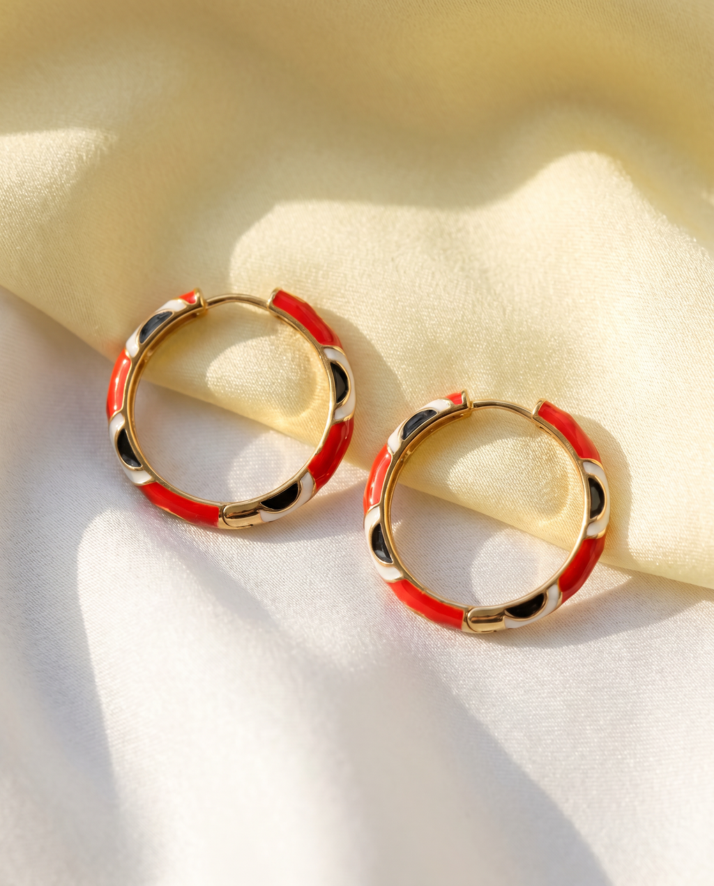 Goldfarbene Creolen mit roter Emaille