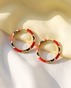 Goldfarbene Creolen mit roter Emaille
