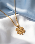 Goldfarbene Kette mit Kleeblatt-Anhänger