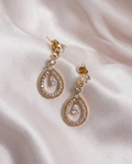 Goldfarbene Tropfen-Ohrringe mit Strass und Steinen 