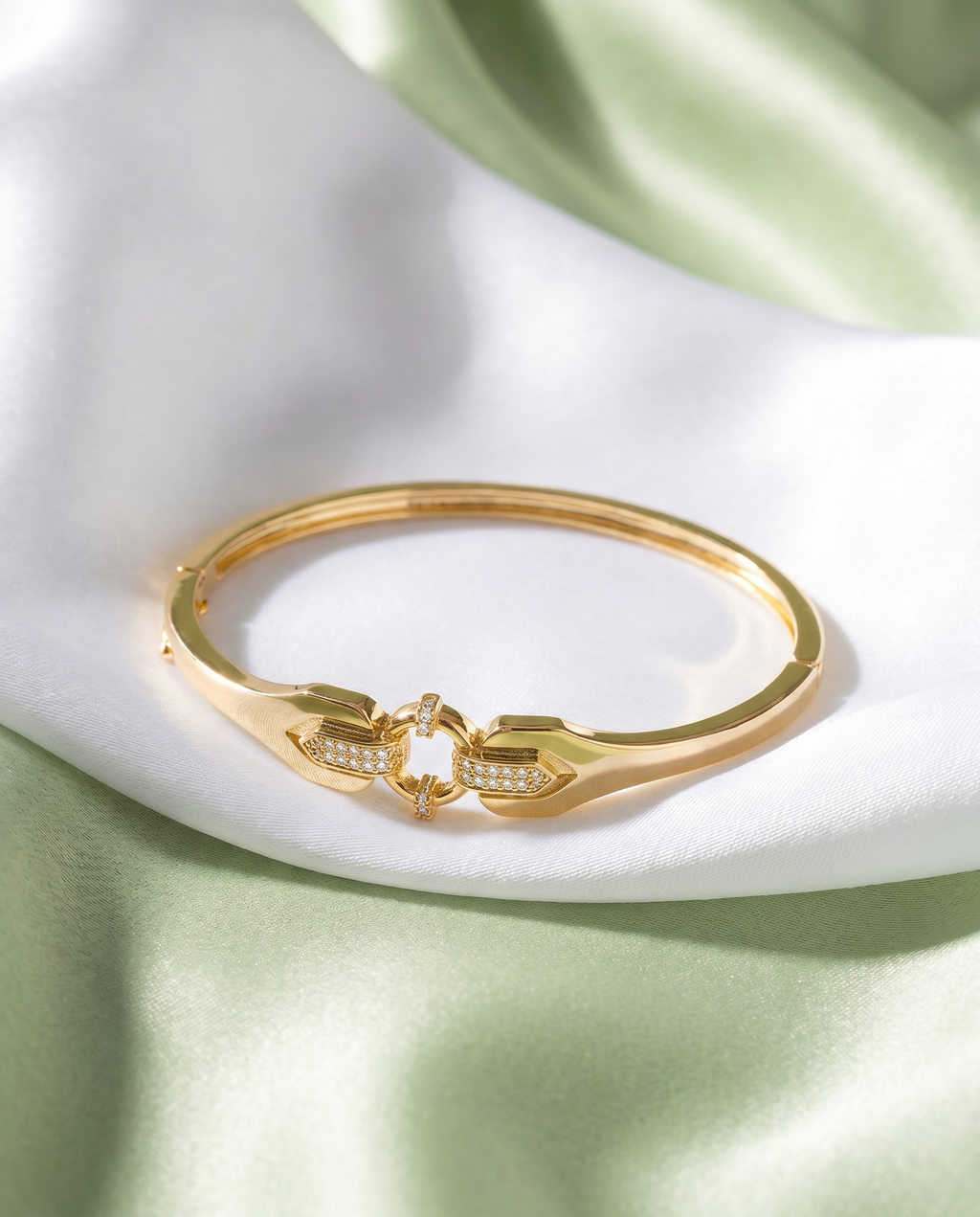 Goldfarbener Armreif mit Strass-Schließe