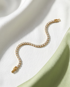 Goldfarbenes Armband mit Strasssteinen