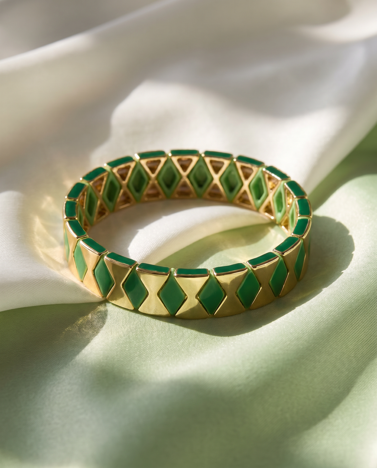 Grünes Stretch-Armband mit Emaille-Elementen